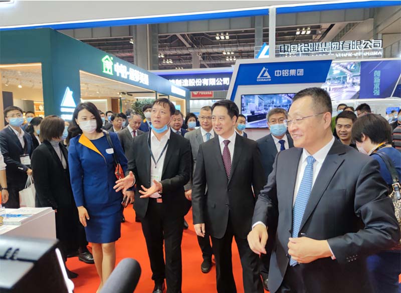 铝板厂家_全国政协常委、中国有色金属工业协会党委书记葛红林等领导到公司展位参观指导