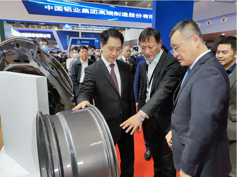 铝板厂家_全国政协常委、中国有色金属工业协会党委书记葛红林等领导到公司展位参观指导